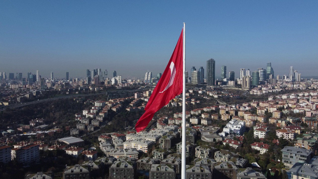 En büyük Türk bayrağı göndere böyle çekiliyor