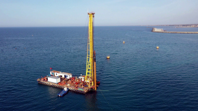 Türkiye, Karadeniz'de doğal gaz için de önemli sondaj faaliyetleri yürütüyor.