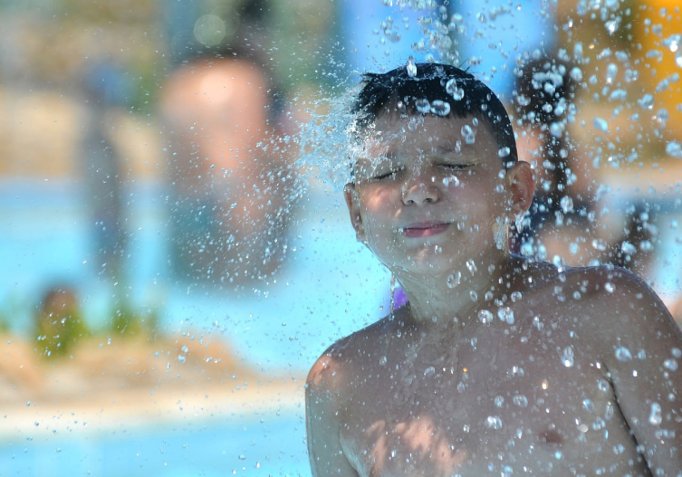 Deniz ve havuz keyfi tatilinize gölge düşürmesin: Kulak enfeksiyonlarına dikkat