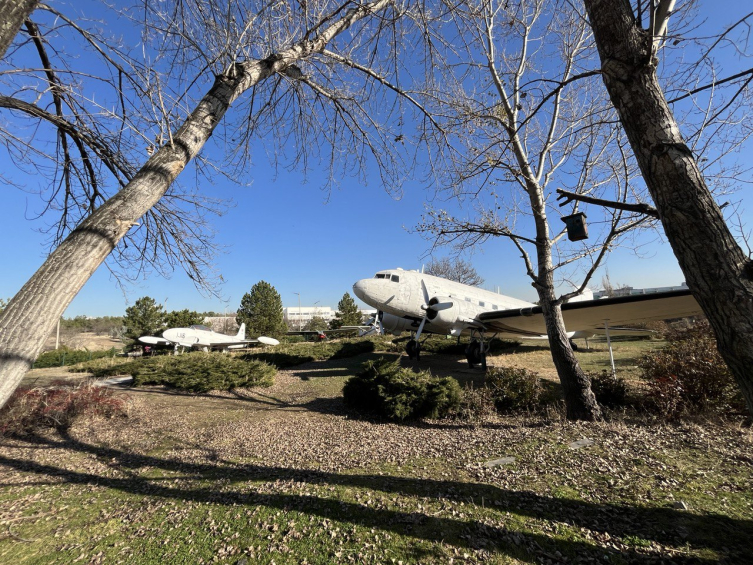 Bahçesine uçaklar park etmiş olan müze