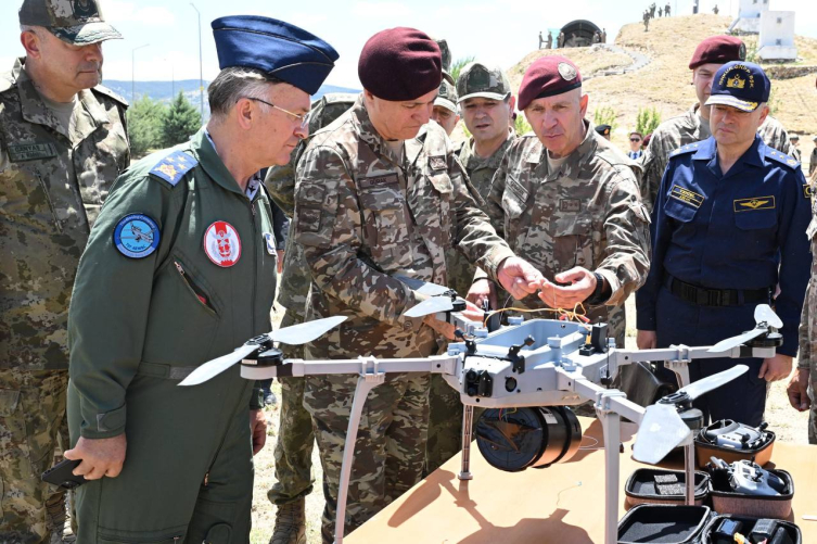 Genelkurmay Başkanı Gürak ve beraberindekiler fiber optik kablolu FVP dronu inceliyor.