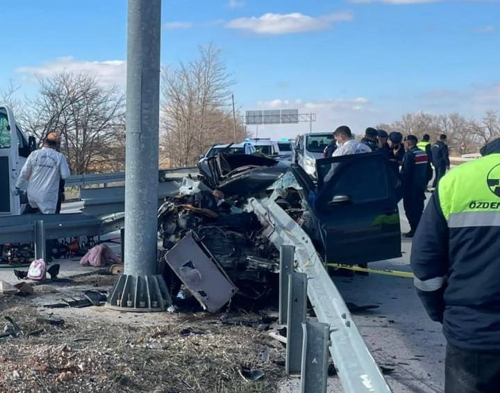 Otomobil bariyerlere saplandı: 2 ölü