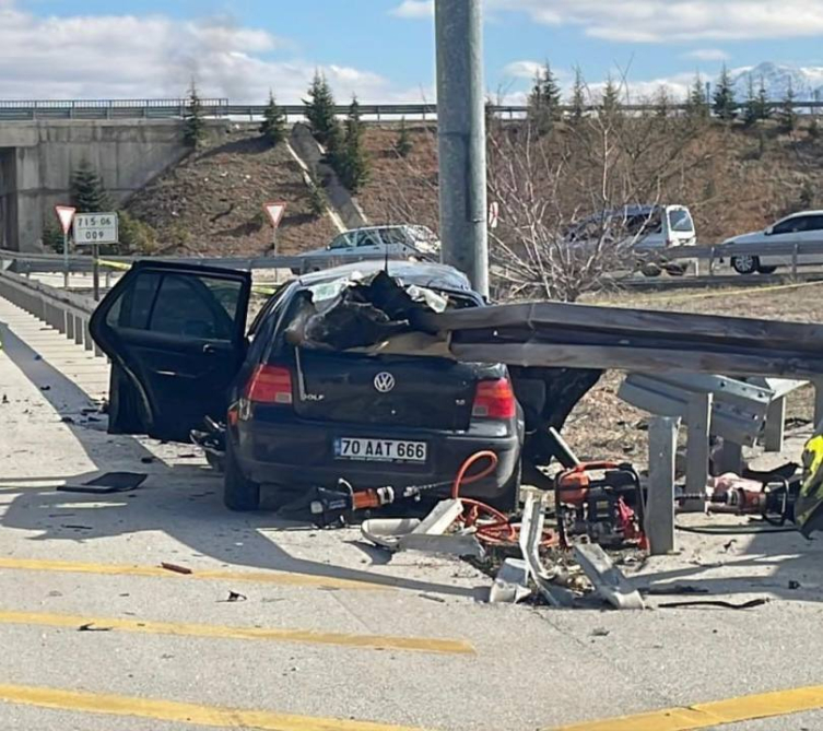 Otomobil bariyerlere saplandı: 2 ölü