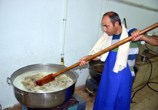 735 yıldır "şifalı pilav" dağıtıyorlar