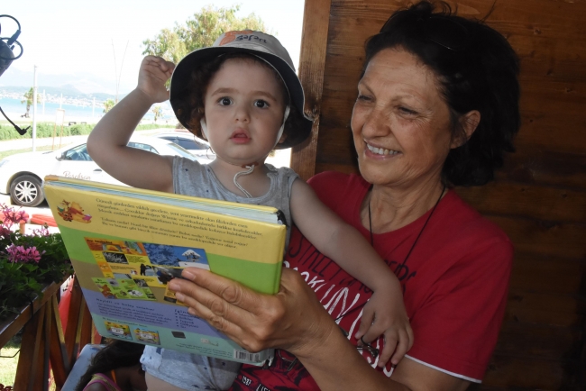 İzmir'de plaj kütüphanesi açıldı