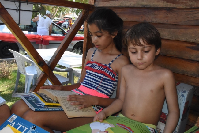 İzmir'de plaj kütüphanesi açıldı