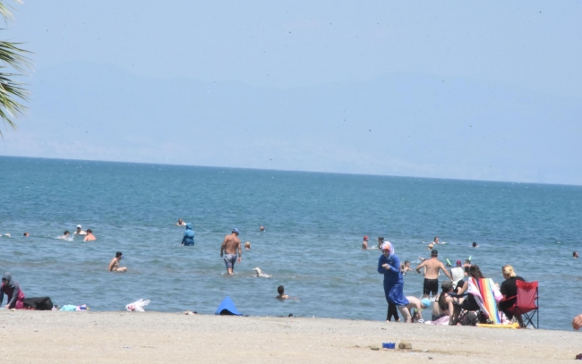 İzmir'de plaj kütüphanesi açıldı