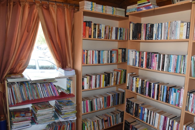 İzmir'de plaj kütüphanesi açıldı