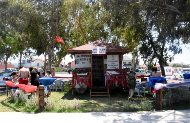 İzmir'de plaj kütüphanesi açıldı