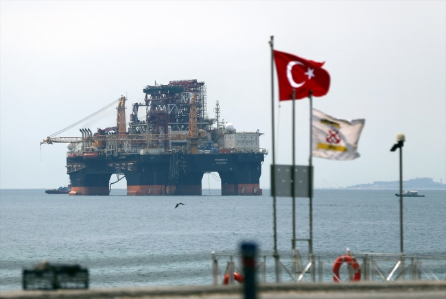 Dev petrol platformu İstanbul Boğazı'ndan geçti