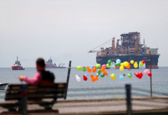 Dev petrol platformu İstanbul Boğazı'ndan geçti