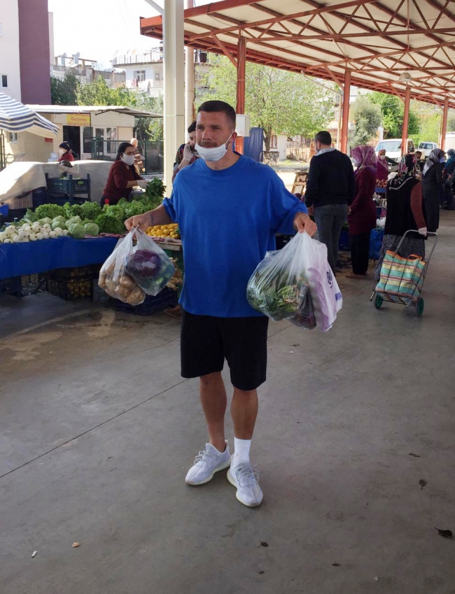 Podolski: Sezon saha içinde bitmeli