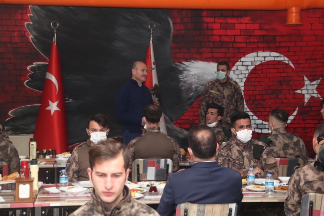 İçişleri Bakanı Soylu, Yüksekova'da asker ve polislerle bayramlaştı