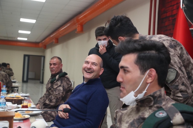 İçişleri Bakanı Soylu, Yüksekova'da asker ve polislerle bayramlaştı