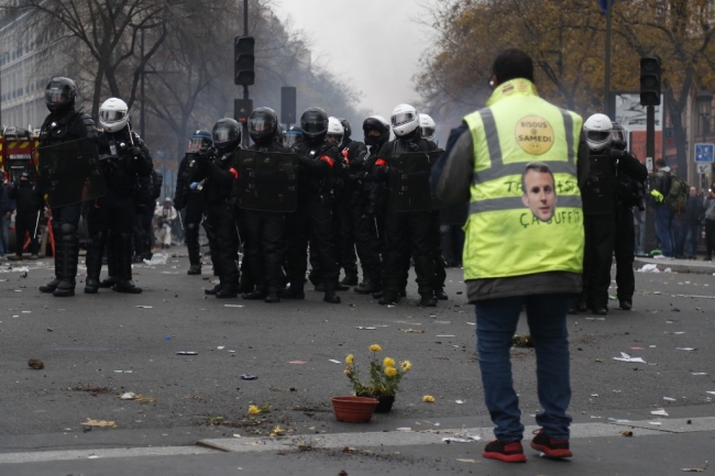 Sarı yelekli bir protestocu polisle karşı karşıya. 5 Aralık 2019, Paris. | Fotoğraf: AFP