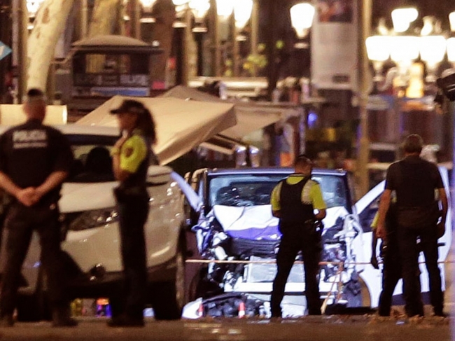 İspanya'da minibüs kalabalığa daldı