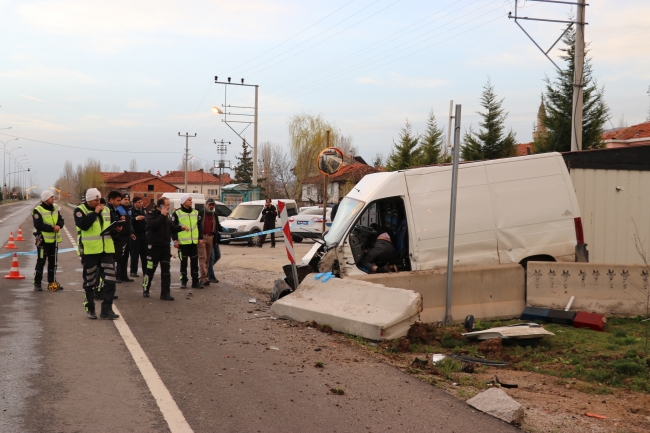 Ters yöne giren kamyonet beton bariyerlere çarptı: 1 ölü