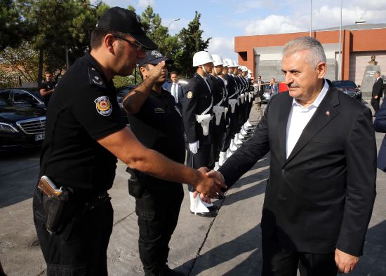 Başbakan Yıldırım telsizden polislerin bayramını kutladı