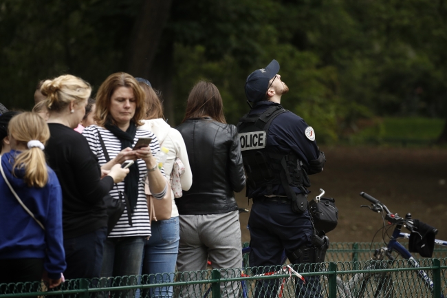 Eyfel Kulesi'ne bir kişi tırmandı, kule boşaltıldı