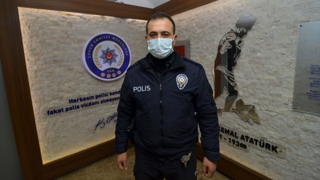 Polis, yaşlı hastayı 5. kata kadar sırtında taşıdı