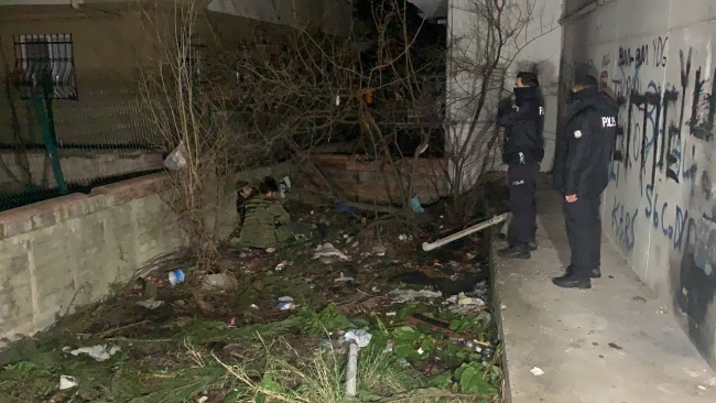 Polis kapıyı çaldı, 4 kişi camdan atladı