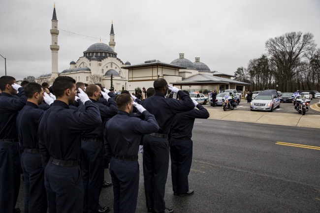 ABD'de öldürülen Müslüman polis son yolculuğuna uğurlandı