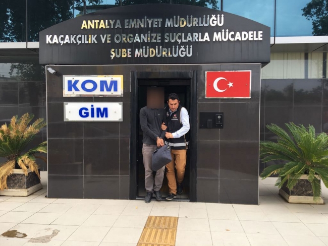 Antalya Havalimanı'nda pırlanta kaçakçılarına suçüstü