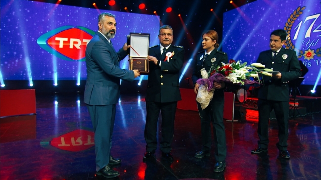 Polisler TRT stüdyolarında sahneye çıktı