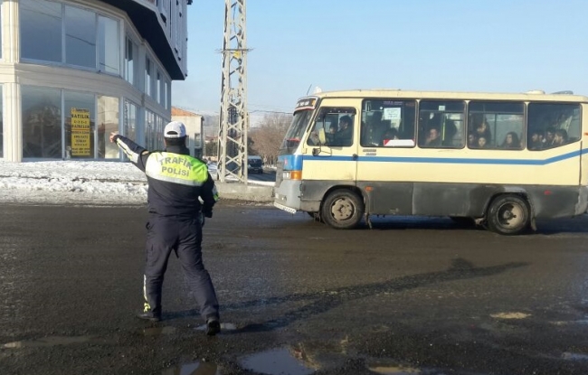 Yolcu gibi davranan trafik polisleri denetimde