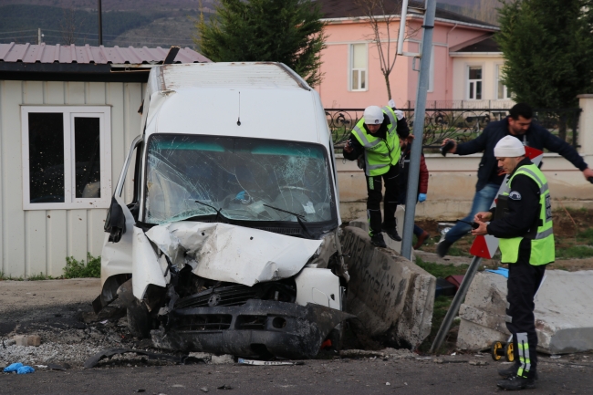 Ters yöne giren kamyonet beton bariyerlere çarptı: 1 ölü