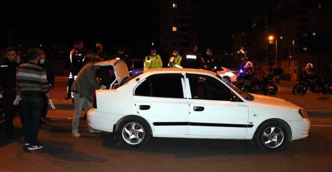 Polisin 'dur' ihtarına uymayan otomobildekiler yakalandı