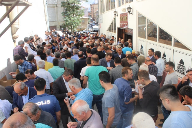 Hakkari'de polis 2 bin kişiye aşure ikram etti