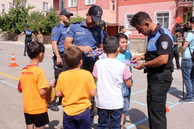 Polisten çocuklar için 'Sanalda yokum sokakta varım' projesi
