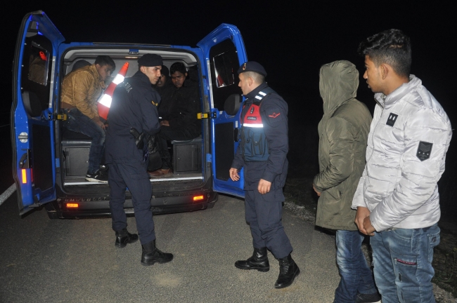 Polisten kaçan insan taciri, göçmenleri yol kenarına bırakıp kaçtı