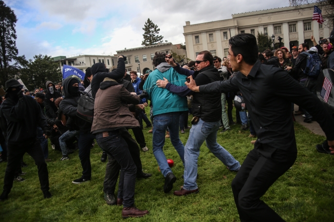 Trump destekçileri sokağa döküldü, arbede çıktı