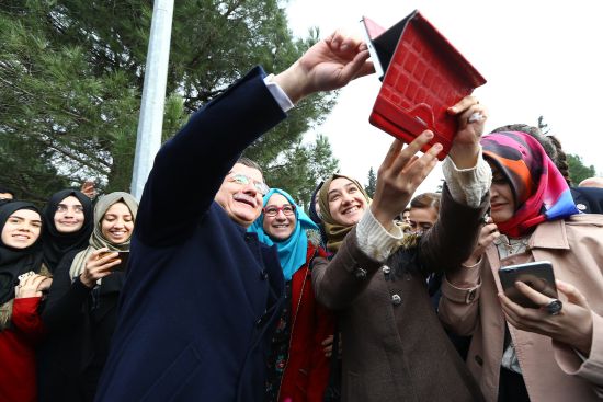 Başbakan Davutoğlu Cuma namazını öğrencilerle kıldı