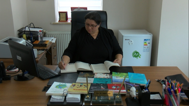 Profesörlük hayali için 3 fakülteden mezun oldu