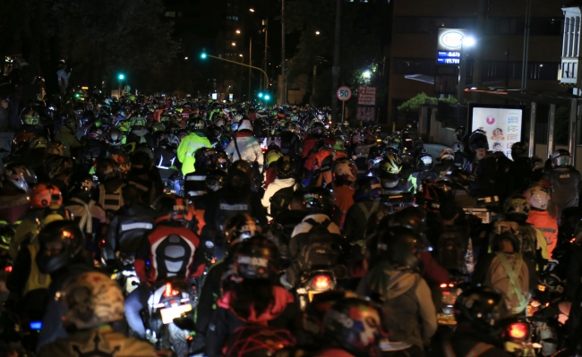 Bogota'da erkekler motosikletin arkasına binemeyecek