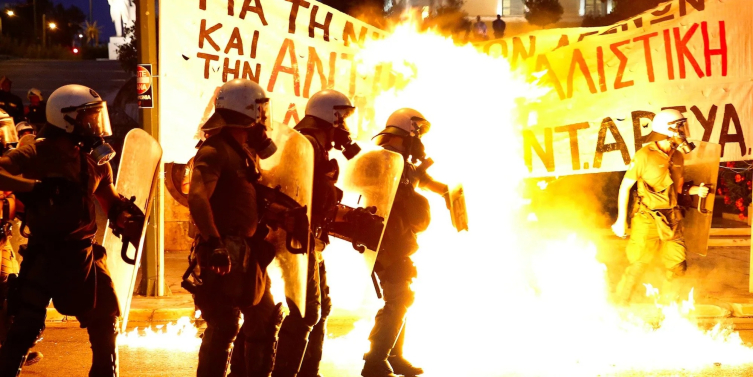2008'deki mali kriz Yunanistan'da protestoları beraberinde getirmiş ve halk sokaklara dökülmüştü. Foto: Reuters