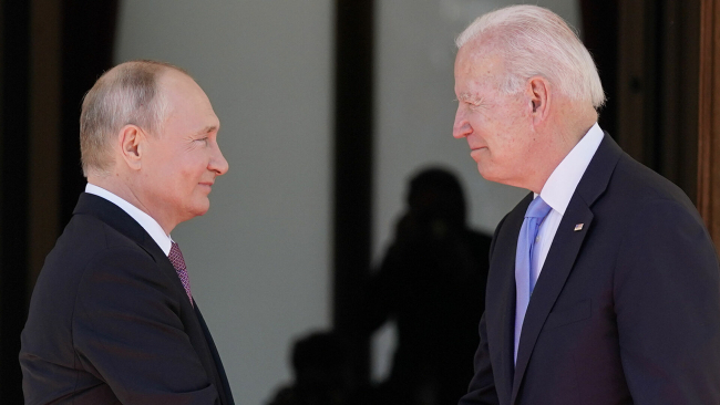 Putin ve Biden'Yeni bir soğuk savaş yok' dese de iki ülkenin eylemleri pek de öyle söylemiyor. Foto: AP