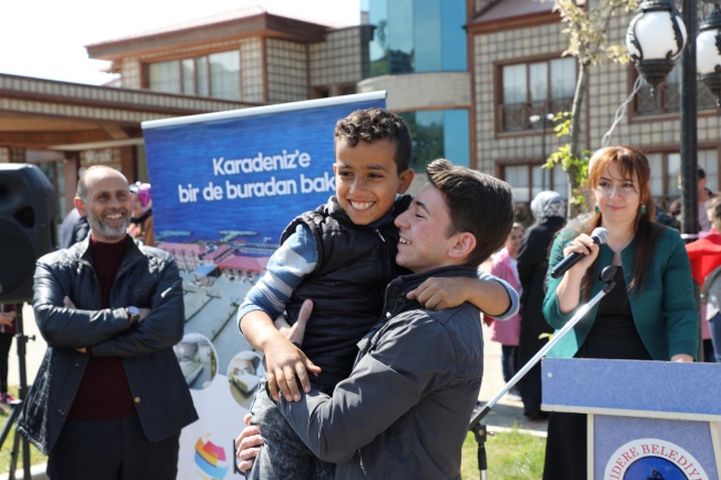 Afrinli çocuklar 23 Nisan'ın keyfini Rize'de çıkardı