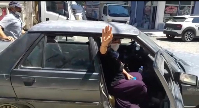 Rahatsızlanan buzağıyı maske takıp veterinere götürdüler