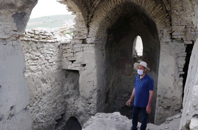 Defineciler 250 yıllık Ermeni manastırını tahrip etti
