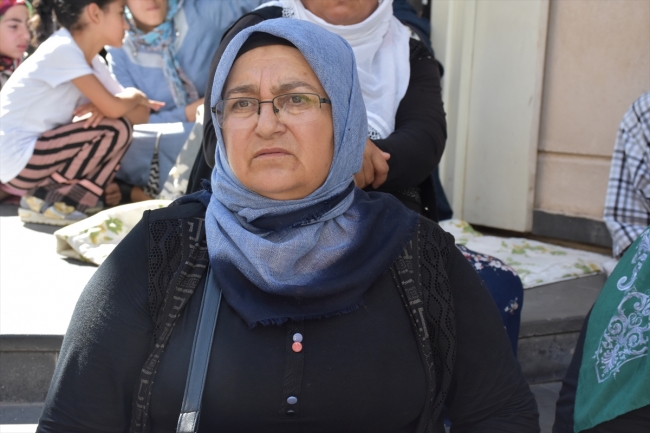Evlatları için nöbet tutan aile sayısı 13'e yükseldi