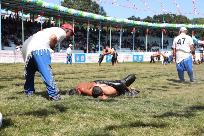 Rakibine yenilen minik güreşçi ağladı