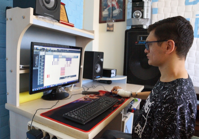 Rap müziğiyle hayata bağlanan kas hastası konsere hazırlanıyor