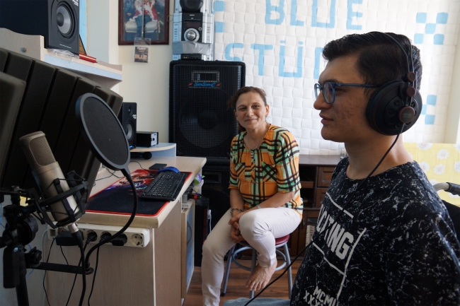 Rap müziğiyle hayata bağlanan kas hastası konsere hazırlanıyor