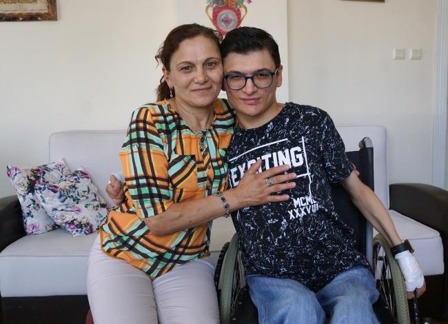 Rap müziğiyle hayata bağlanan kas hastası konsere hazırlanıyor