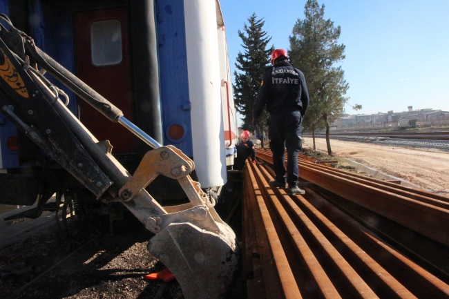 Rayların arasına sıkışan yavru köpekler iş makinesiyle kurtarıldı