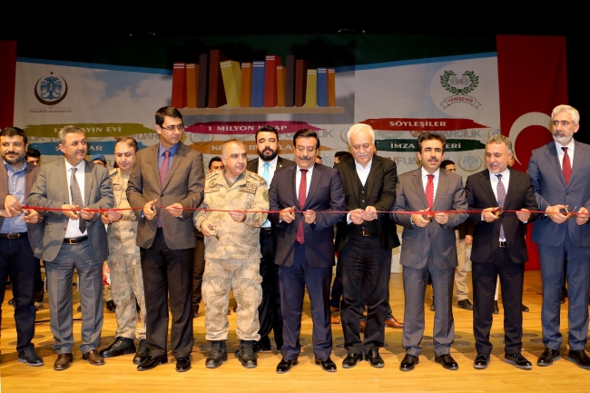 Bir milyon kişi kitaplarla buluşuyor